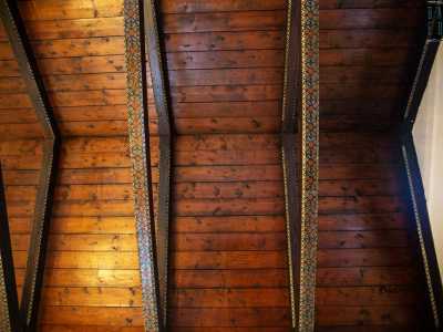 Ma a rendere particolare l�interno � il soffitto ligneo...